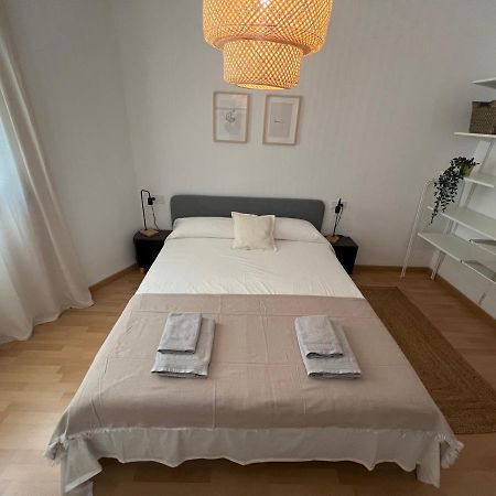 Cozy Apartment Well-Located In Terrassa, Barcelona Bagian luar foto