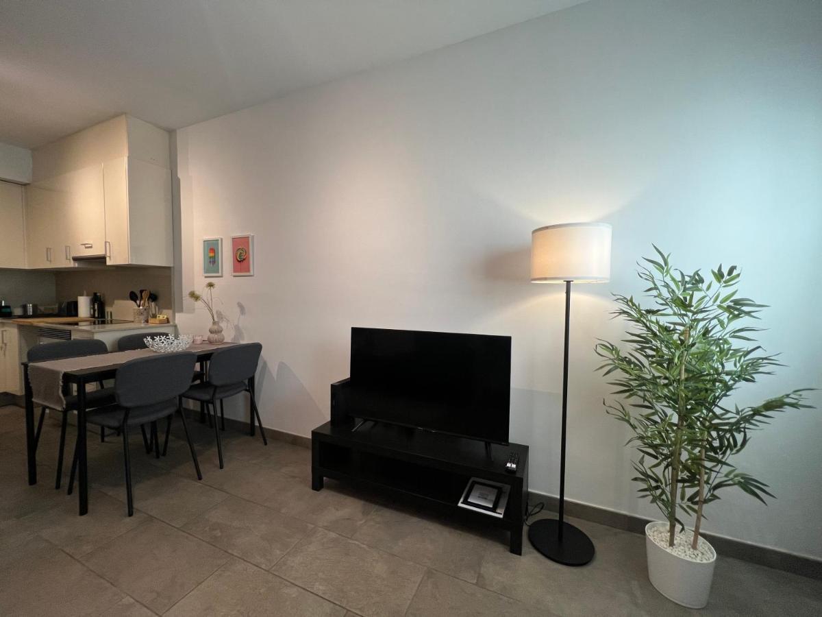 Cozy Apartment Well-Located In Terrassa, Barcelona Bagian luar foto