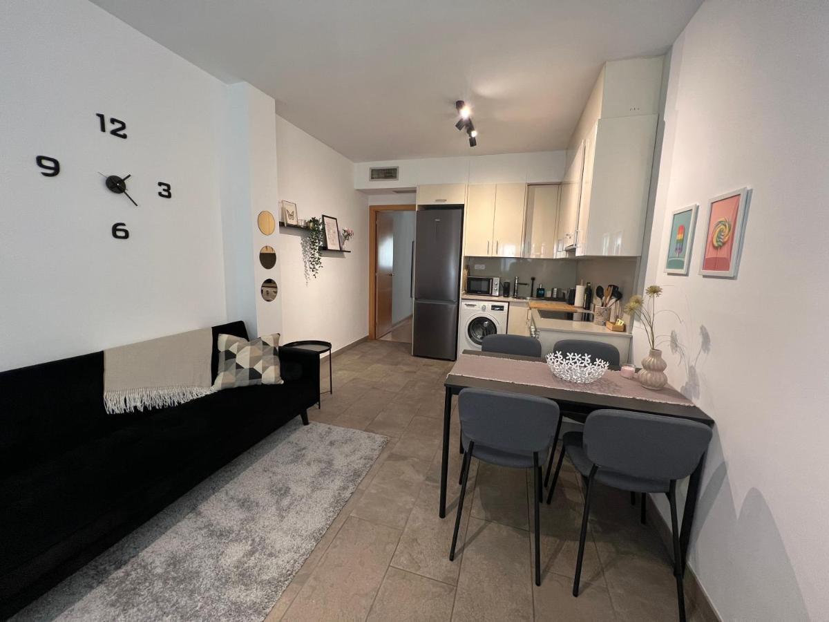 Cozy Apartment Well-Located In Terrassa, Barcelona Bagian luar foto