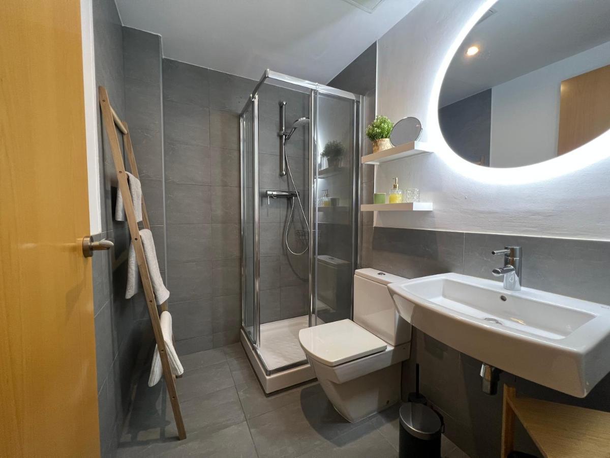 Cozy Apartment Well-Located In Terrassa, Barcelona Bagian luar foto